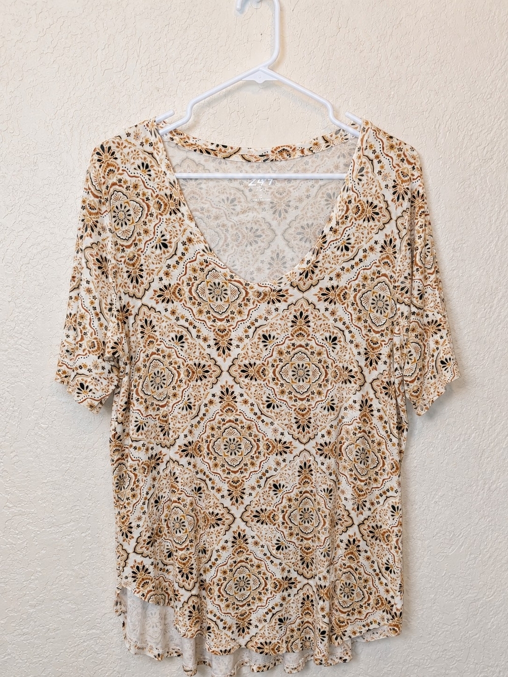Maurices Cream & Brown Short Sleeve V-Neck Printed Top